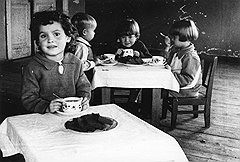 Даже напрягая все силы в битве с фашизмом, СССР продолжал свято соблюдать баланс детского (на фото) и генеральского питания