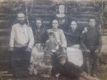 Внизу справа Козлов Василий Захарович, женщина в центре его мать Козлова (Буркова) Ирина Яковлевна, держит девочку в центре - сестру Козлова Василия Захаровича, Мусихину(Козлову) Раису Захарвну