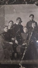 примерно1917-1919 год. Первая слева Валентина Лопатина в гимназии document