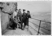 Зосим Иванович (стоит) и Нина (в плаще) в Германии 1946г. с друзьями document