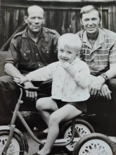 слева Борис Максимович, справа Валерий Фоминых брат жены. Ребенок - сын Андрей Баранцев document