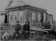 Дедушка Александр Корнилович и бабушка Надежда Семёновна Бызовы у своего дома в д.Дуброва Уржумского района. old_photo