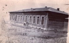 Здание школы. Год постройки - 1912. В 1918 г во время Гражданской войны здесь располагался штаб "белых". old_photo