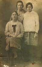 1927 г. Сидит Фекла Осиповна Ачаева (в девичестве Айкашева) 1902 г.р., уроженка села Большое Елово. Фото предоставлено Еленой Ачаевой people