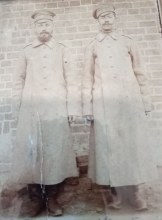 Двоюродные братья Полянцев Петр Васильевич (1872 г.р, слева) и Полянцев Иван Емельянович (ок.1877 г.р.), уроженцы с. Большое Елово. Начало ХХ века. Фото предоставлено Барахниной Галиной Михайловной. people