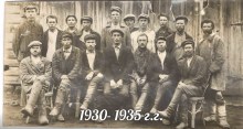 Жители села в 1930е гг. Фото предоставлено Панфиловой А.Ф. 1 ряд: 5 Ачинцев Федор Алексеевич, 6 Панфилов Иван Иванович 2 ряд: 3 Панфилов Алексей Васильевич, 4 Панфилов Федор Дмитриевич 7 Горохов Данила Ефимович old_photo