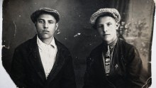 Иван Степанович  слева, с двоюродным братом. 1933 год