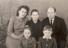 Ельцова Ольга Афанасьевна с сыном Анатолием Иосифовичем, невесткой Ниной Ивановной (Степановой) и внуками Людмилой и Александром, 1964 год (фото из личного архива Кузнецовой (Ельцовой) Людмилы Анатольевны) portret