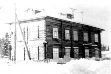 Жилой дом п. Луговой Кировской МИС на берегу пруда на втором этаже находилась фотолаборатория old_photo