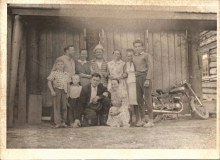 Фото 1964г. Присутствуют - Михаил Иванович Гущин в первом ряду второй слева, рядом с ним мальчик постарше - Сергей Григорьевич Гребнев, над ними - Анна Александровна Гущина (Гребнева), Григорий Петрович Гребнев, ее брат двоюродный. в верхнем ряду, четвертая слева - Ольга Прокопьевна, сестра деда Ивана Прокопьевича, родилась в дер.Митрошонки, 24.06.1916 people