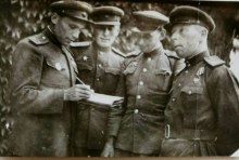 1944 г. Офицеры 1198 стрелкового полка 359 Ярцевской стр. дивизии. Первый слева -командир полка подполковник Загребин Дмитрий Иванович, первый справа -нач.штаба полка майор Мурашко Григорий Петрович. Фото из архива дочери Косолапова П.П.-Лилии Петровны.