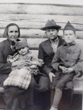 С женой Овчинниковой Анастасией Алексеевной и сыновьями: Феликс на руках у матери, Вальтер сидит с отцом document