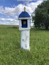 Часовенка на другой стороне исчезнувшей деревни, ниже по склону(28.06.2022). Фото П.В.Кириллов former_settlement