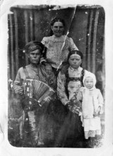 Рычков Василий Алексеевич с женой Рычковой Анной и дочерью Машей