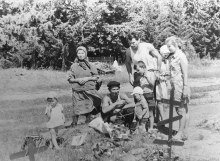 Жена, дети и внуки на могиле Григория Андреевича в Мултане. document