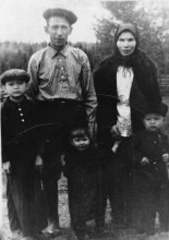 Григорий Андреевич с женой и детьми. document