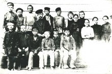 Ученики Афанасьевской земской школы, 1912 г. Первый слева в нижнем ряду Митя portret