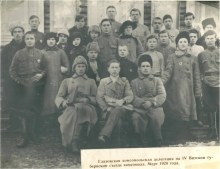 Глазовская комсомольская делегация на IV губернском съезде комсомола. Вятка, 1920. Дмитрий Агеевич в первом ряду по центру