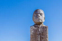 Фаленки. Памятник Н.К. Крупской на воротах, где раньше был колхоз им. Крупской. Май 2025 г. Фото Е. Чудиновских photo