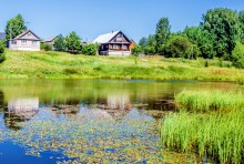 Исуповы. Пруд и жилые дома. Июль 2025 г. Фото Е. Чудиновских photo