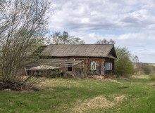 Кукмары. Заброшенный дом, но сохранившийся пока лучше других. Май 2025 г. Фото Е. Чудиновских photo