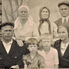 Перед отправкой на фронт. Коробицын И.Н. с женой Сусанной Прокопьевной, мамой Агриппиной Наумовной, дочерьми Ниной и Розой, братом Николаем и его женой Натальей