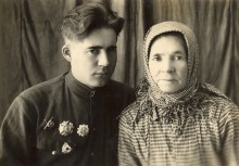 А.В. Шуткин с мамой (23.11.1946)