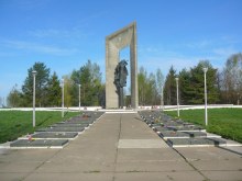 Находится в центральной части поселка Карманово Кармановского сельского поселения (35 км от Гагарина), на месте воинского захоронения, возникшего после освобождения этих мест в августе – сентябре 1942 года. Находится в центральной части поселка Карманово Кармановского сельского поселения (35 км от Гагарина), на месте воинского захоронения, возникшего после освобождения этих мест в августе – сентябре 1942 года.