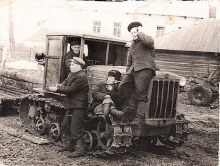 Сидит на гусенице трактора. 60-е годы