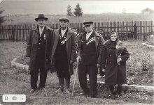 ветераны села, фото от 1 сентября 1986 года, у школы. Справа налево Одеменина Вера Николаевна, Хлыбов Яков Петрович, Одеменин Александр Гаврилович, Чулков Павел Алексеевич portret