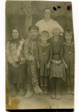 Алексей Григорьевич со своей семьей.